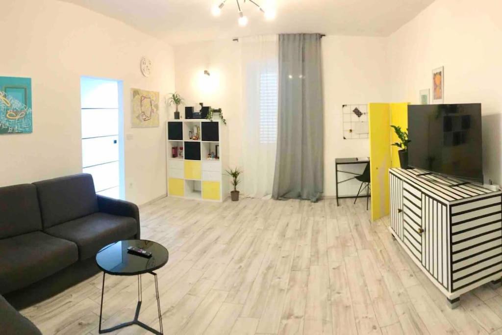 希贝尼克Novoureden Komforni Stan Od 90 M2 S Dvoristem公寓 客房 照片